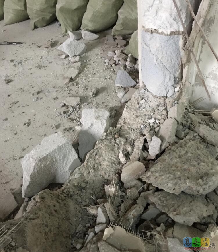 地上类似梁一样的混凝土，无钢筋