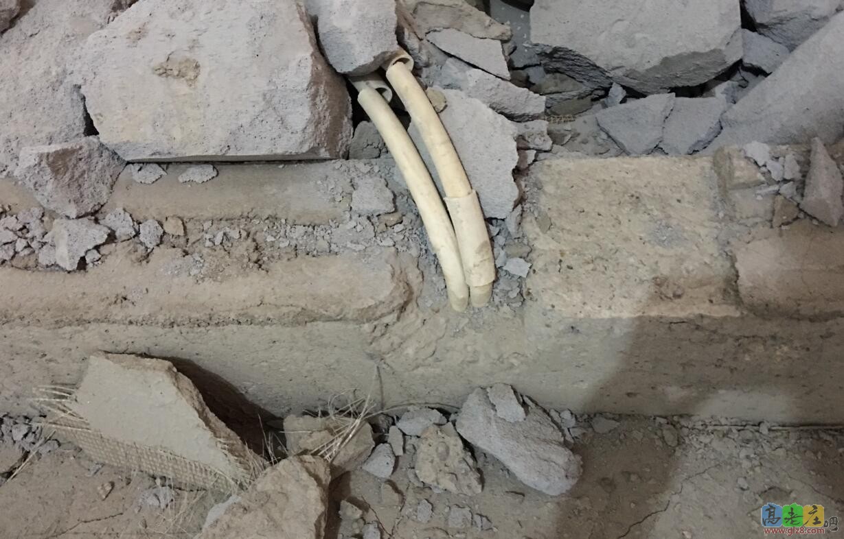 厨房地上类似梁一样的混凝土，无钢筋