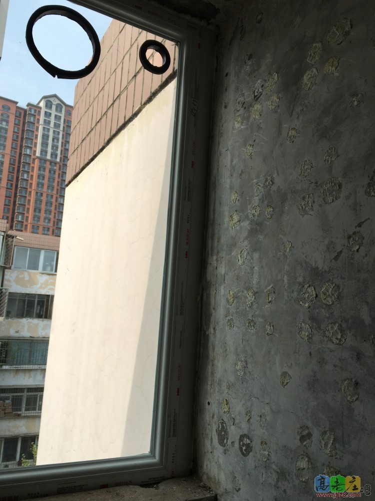 用型材补上了，但是这个补上的型材没有钉在墙上