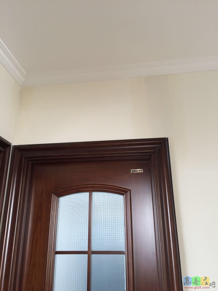 所有的门上都有，原来只是细细的一条，现在可好，两拃宽了