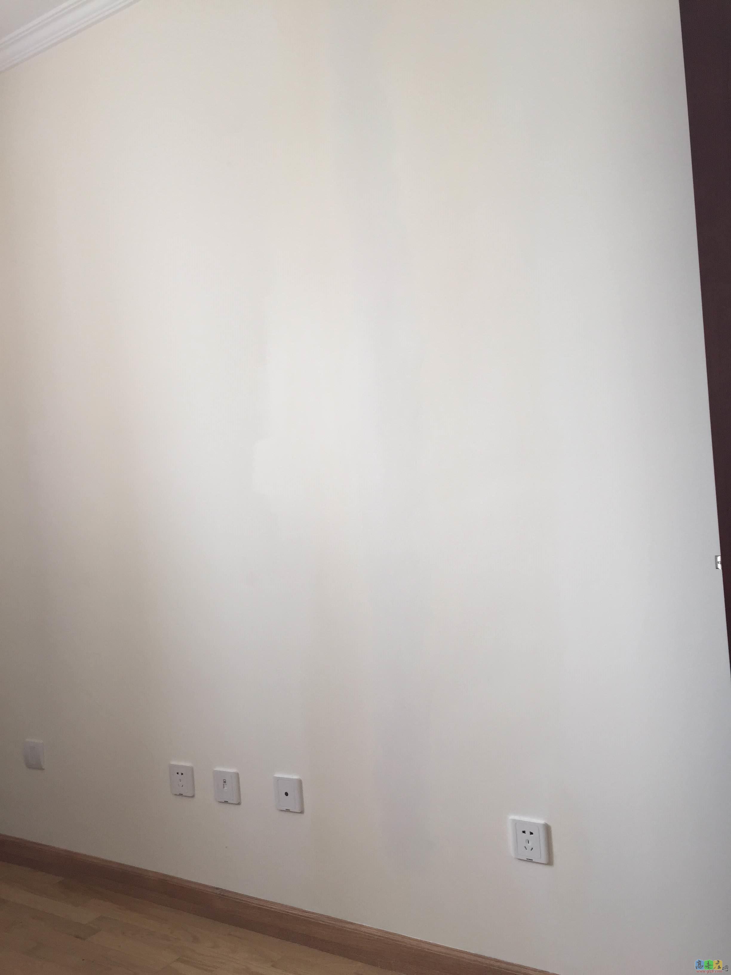 墙中间一大条，花了，脏兮兮的