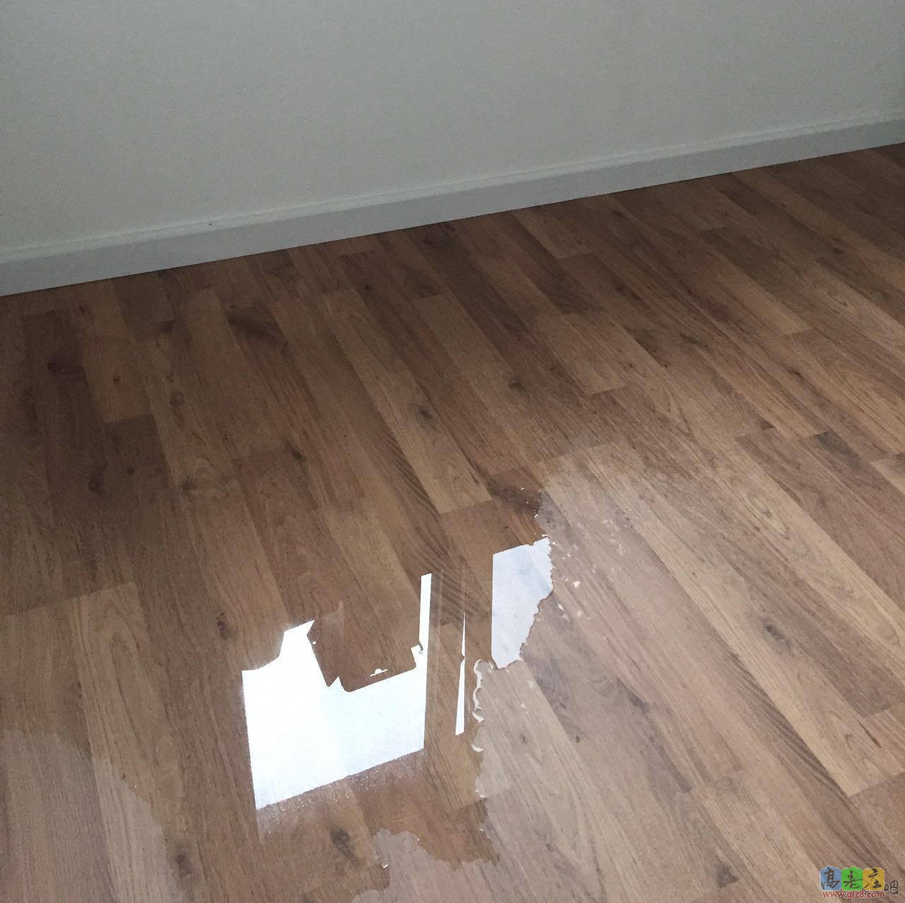 窗台流到地板上的雨水