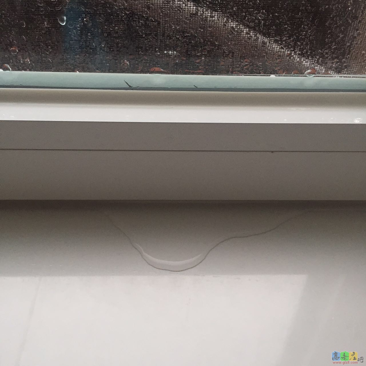 擦干窗台几分钟后依然往进渗水