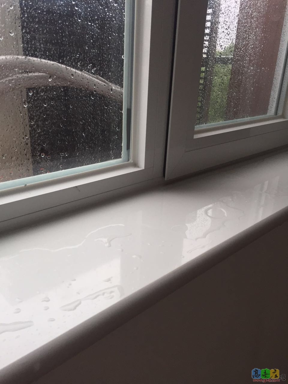 窗台上的雨水