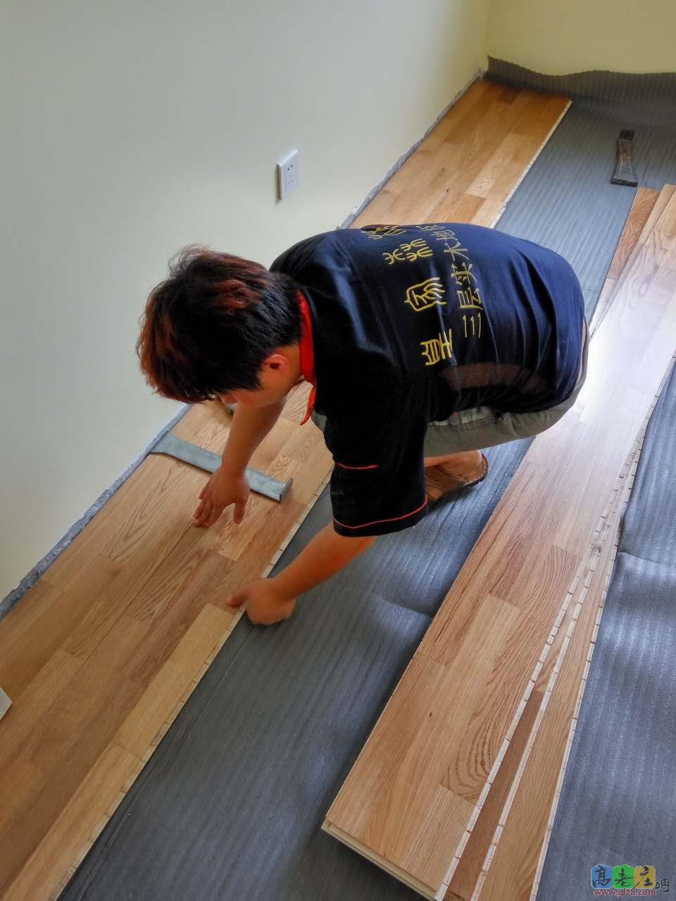 小何师傅在施工中