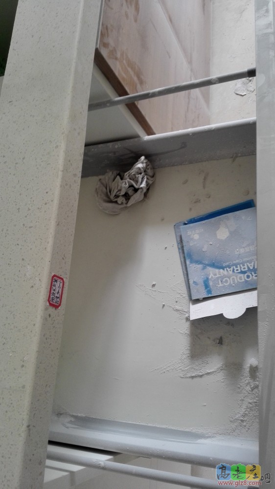 柜子里也是灰，抽屉都关不上了