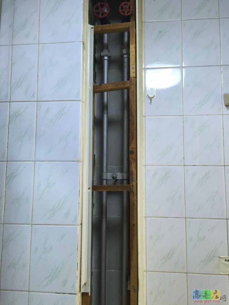 上面还有两个年代感的阀门