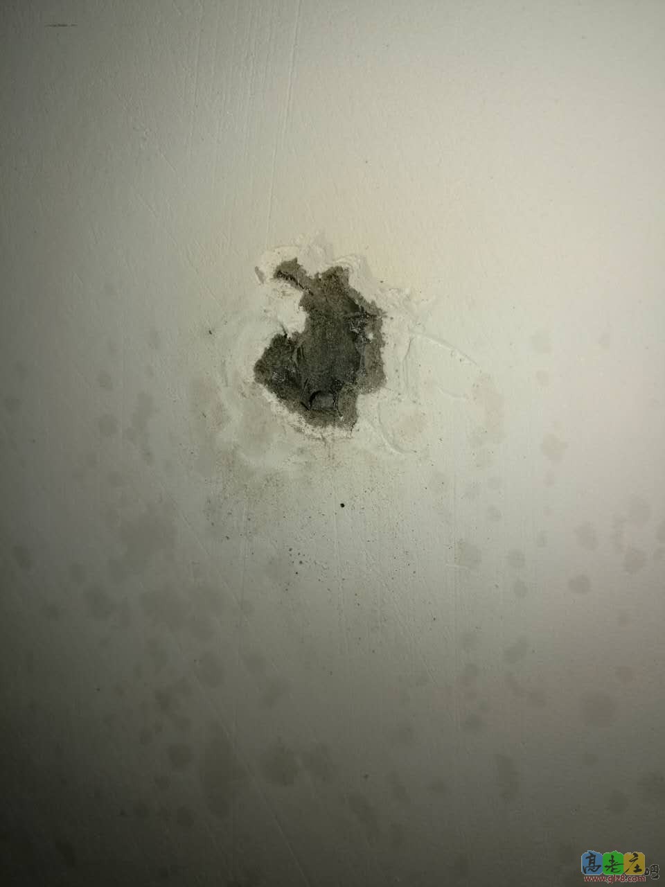 发黄表层挂掉后，下层腻子均白色